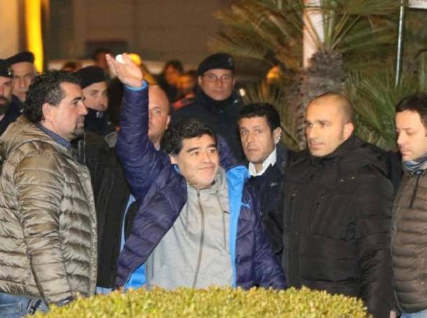 quattocnto tifosi hann atteso l'arrivo di Maradona quattrocento tifosi attendono Maradona