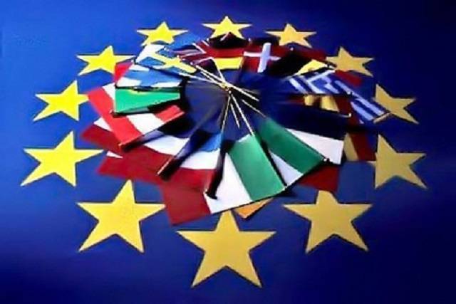 I leader dei 27 paesi dell'Unione Europea hanno firmato, sabato, in Campidoglio, la nuova dichiarazione di Roma I leader dei 27 paesi dell'Unione Europea hanno firmato, sabato, in Campidoglio, la nuova dichiarazione di Roma