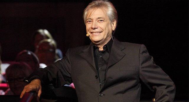 Comune di Napoli e SSCN concerto Nino D'Angelo Comune di Napoli e Società calcio Napoli ai ferri corti: ultimo diverbio il Concerto di Nino D'Angelo del prossimo 24 giugno al San Paolo.