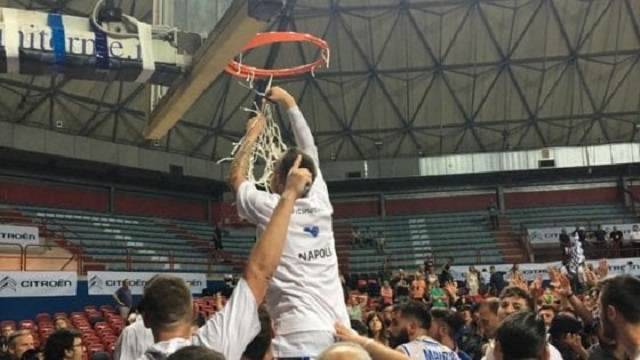 Cuore Napoli vola in A2 Cuore Napoli Basket vola in serie A2, battuto Bergamo 64 a 59, dopo una gara sofferta ma vinta meritatamente.