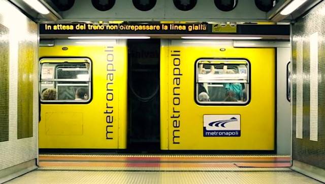 Metropolitana-di-Napoli-Linea-1 Ieri, sul treno della Metropolitana di Napoli, linea 1, ossia quella collinare, un uomo di carnagione scura ma di nazionalità svedese, brandendo un coltello, con una lama di circa 20 centimetri, ha seminato terrore e panico tra gli avventori presenti sul treno metropolitano, che si trovava nei pressi della stazione Colli Aminei.