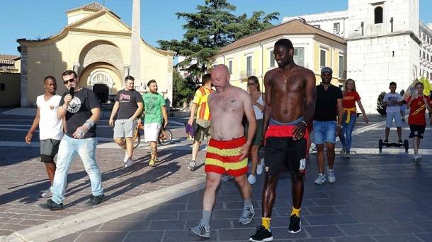 Tifoso gialorosso in mutande Tifoso giallorosso paga pegno correndo in mutande per Benevento