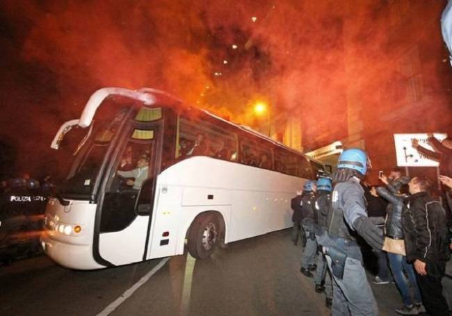 assalto bus tifosi juventus Anagni Assalto bus tifosi Juve: arrestati tre presunti ultrà azzurri