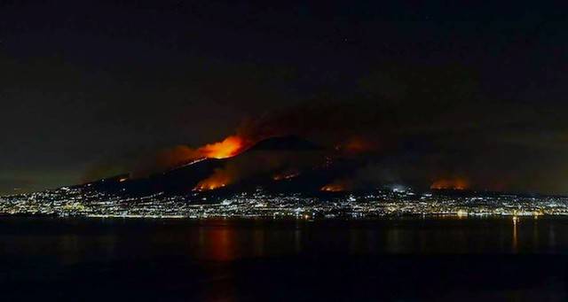 catastrofe - il vesuvio brucia catastrofe - il vesuvio brucia