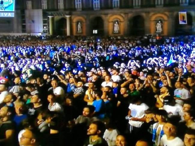 Solo in diecimila al Maradona Day in Piazza Plebiscito Solo in diecimila al Maradona Day in Piazza Plebiscito
