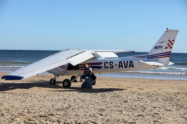 Lisbona: aereo da turismo atterra in spiaggia, uccidendo un uomo ed una bambina Lisbona: aereo da turismo atterra in spiaggia, uccidendo un uomo ed una bambina