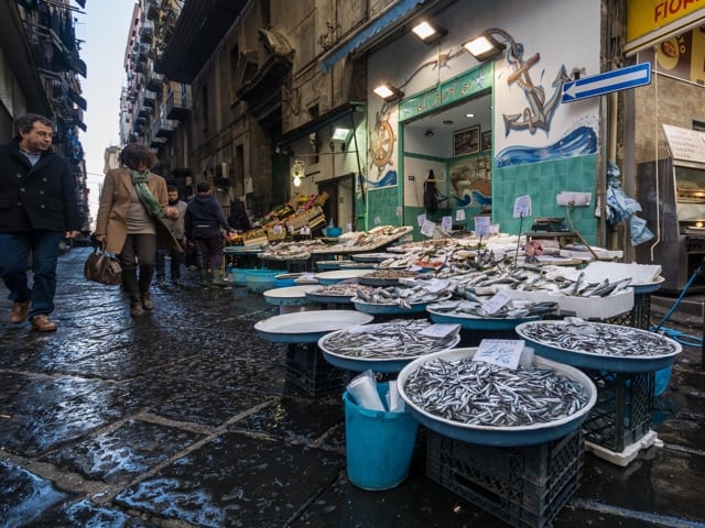 Il pesce a Napoli, la domenica, rappresenta un autentico rito-2