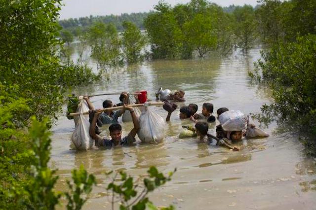 Rohingya -Una famiglia raggiunge il confine Bangladesh dopo aver attraversato un insenatura del fiume Nafim al confine con Myanmmar, nella zona di Teknaf di Cox Rohingya -Una famiglia raggiunge il confine Bangladesh dopo aver attraversato un insenatura del fiume Nafim al confine con Myanmmar, nella zona di Teknaf di Cox