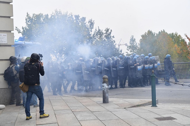 G7 Torino: nuovi scontri tra dimostranti e polizia, otto agenti feriti ed un fermo G7 Torino: nuovi scontri tra dimostranti e polizia, otto agenti feriti ed un fermo