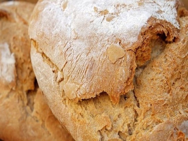 Il Pane e la superstizione a Napoli guai a capovolgerlo a tavola-2