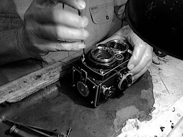 Riparazione Macchine Fotografiche Roma.Luigi Romano A Napoli L Arte Di Aggiustare Le Macchine Del Tempo