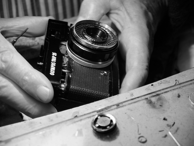 Riparazione Macchine Fotografiche Roma.Luigi Romano A Napoli L Arte Di Aggiustare Le Macchine Del Tempo