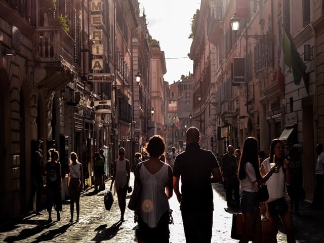 Boom di turisti nel weekend a Napoli, il capoluogo partenopeo ha superato la capitale-1 Boom di turisti nel weekend a Napoli, il capoluogo partenopeo ha superato la capitale-1