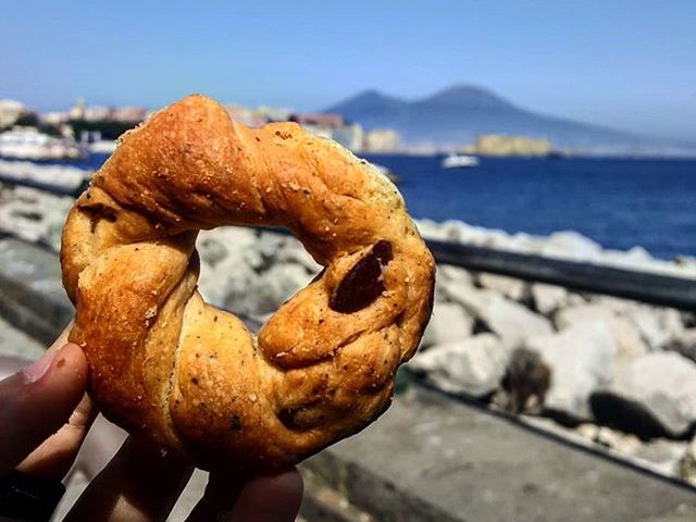 Taralli n'zogna e pepe, una prelibatezza inimitabile del patrimonio culinario partenopeo-1 Taralli n'zogna e pepe, una prelibatezza inimitabile del patrimonio culinario partenopeo-1
