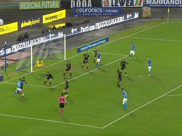 Il Napoli travolge 4-0 il Frosinone e tiene il passo dei bianconeri, Inter a 14 punti dalla vetta-2
