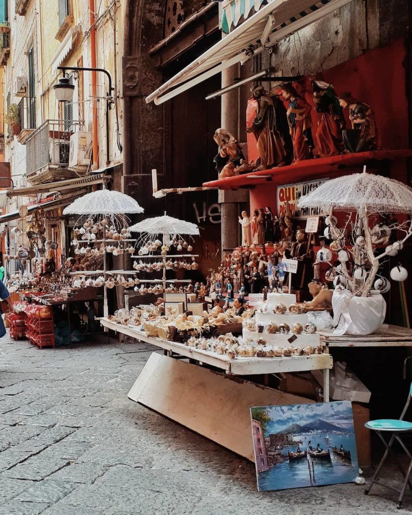 Napoli enorme fiumana di gente a San Gregorio Armeno la celebre via dei Presepi-3