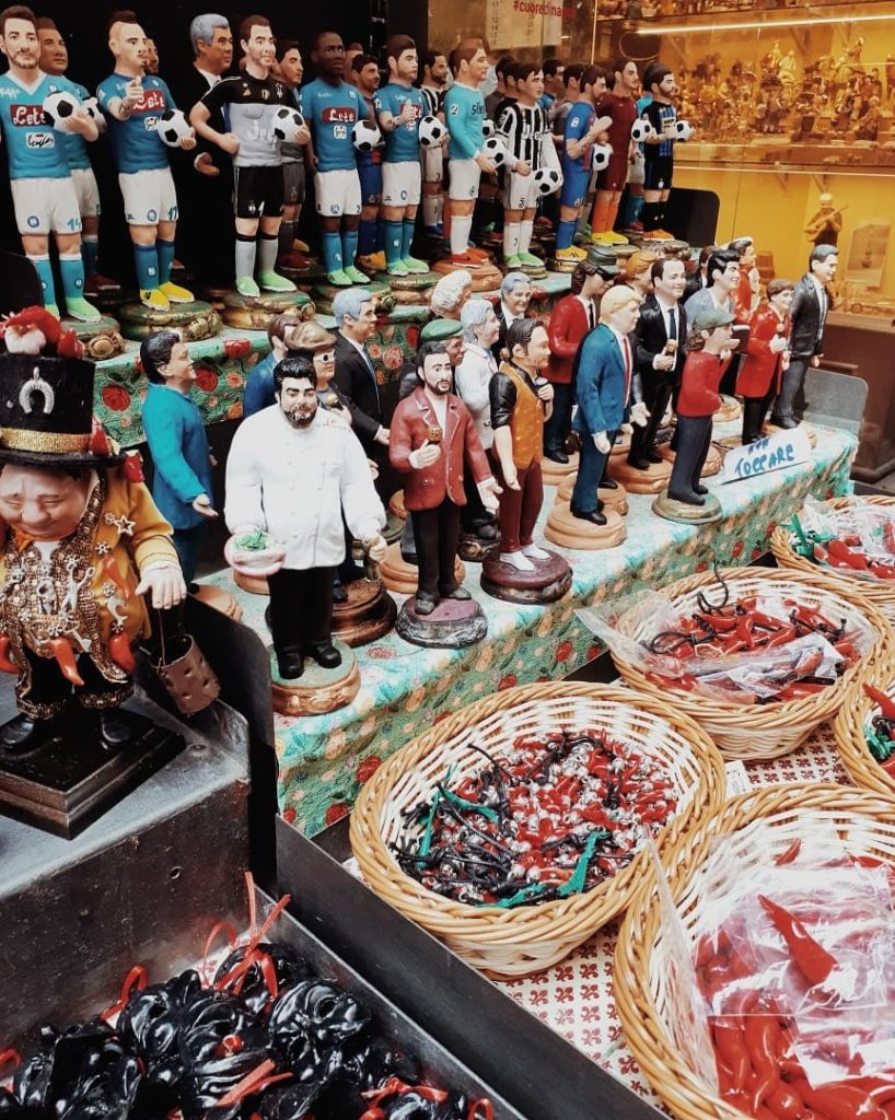 Napoli enorme fiumana di gente a San Gregorio Armeno la celebre via dei Presepi-5