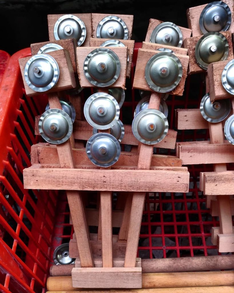O scetavajasse, strumento a percussione, usato anticamente per richiamare le serve-2