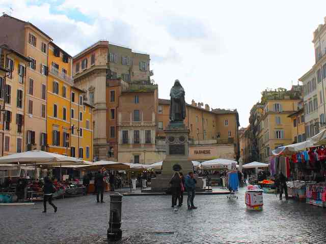 Piazza Campo dei Fiori a Roma - la statua del filosofo Bruno Giordano a sua memoria
