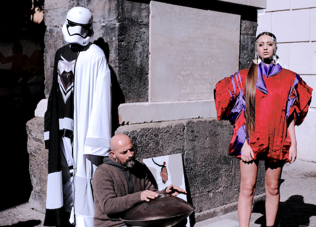 Napoli fashion on the Road -Il Maestro Marco Tirino ai piedi della Statua de Nilo ph iPhotox ©2019
