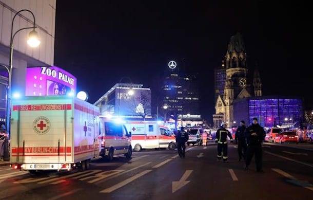 berlino nuovo attentato 19 dicembre 2016 2 attentato berlino tir impazzito tra la folla ragazza italiana dispersa