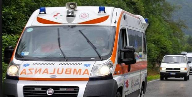 Padula, padre si lancia dal balcone col figlioletto Padula, padre si lancia dal balcone col figlioletto