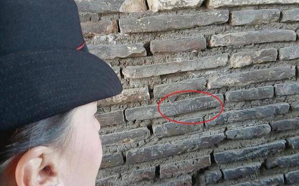 turista-incide-nome-colosseo-denunciata turista-incide-nome-colosseo
