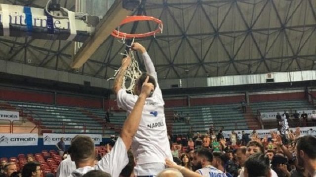 Cuore Napoli vola in A2 Cuore Napoli Basket vola in serie A2, battuto Bergamo 64 a 59, dopo una gara sofferta ma vinta meritatamente.