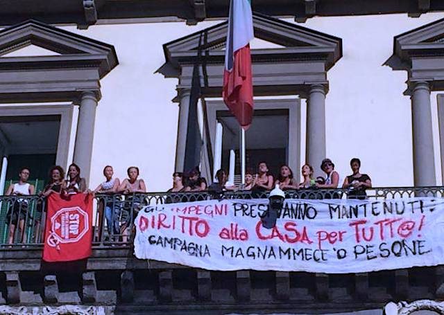 Attivisti - assaltano e occupano comune di napoli