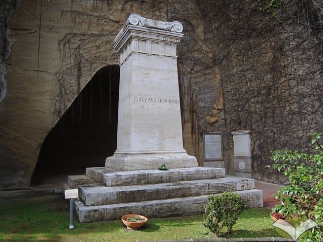 Tomba di Giacomo Leopardi al Parco Virgiliano di Napoli l'Amministrazione comunale pone una ginestra sotto il sepolcro del grande poeta italiano-1