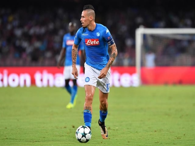 Calorosissima accoglienza per Hamsik, da parte della tifoseria azzurra al suo arrivo all'Hotel Vesuvio-1
