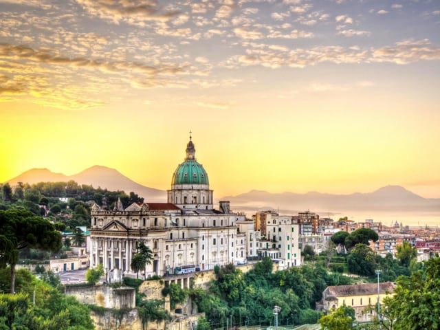 Napoli vista con gli occhi di Elena Ferrante, un'autentica guida per il turista Napoli vista con gli occhi di Elena Ferrante, un'autentica guida per il turista