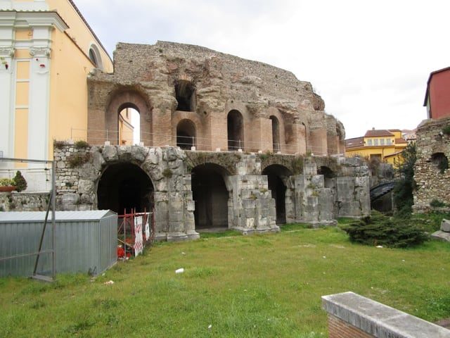 Il celebre Anfiteatro romano di Benevento accolse anche l'imperatore Nerone-1 Il celebre Anfiteatro romano di Benevento accolse anche l'imperatore Nerone-1