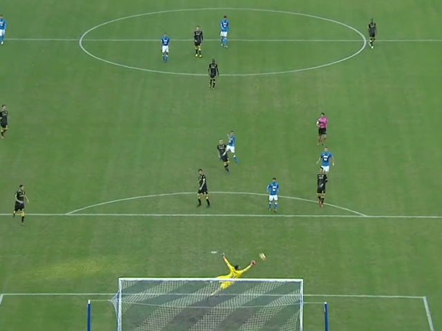 Il Napoli travolge 4-0 il Frosinone e tiene il passo dei bianconeri, Inter a 14 punti dalla vetta-1 Il Napoli travolge 4-0 il Frosinone e tiene il passo dei bianconeri, Inter a 14 punti dalla vetta-1