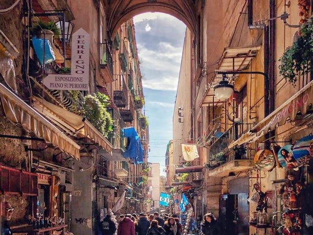 Napoli enorme fiumana di gente a San Gregorio Armeno la celebre via dei Presepi-1 Napoli enorme fiumana di gente a San Gregorio Armeno la celebre via dei Presepi-1
