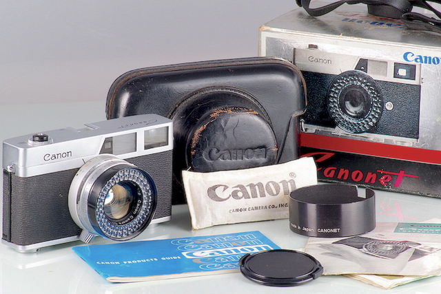 Canon CANONET. Nel gennaio del 1961, Canon introdusse, una fotocamera a telemetro da 35 mm di facile utilizzo rivolta all'utente medio.