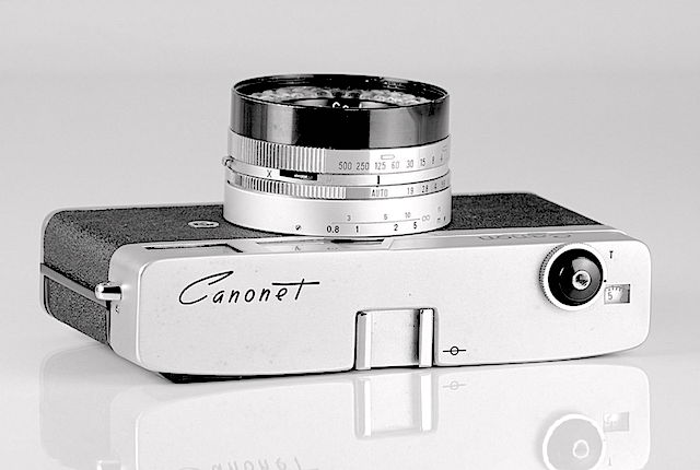 Canon CANONET. Nel gennaio del 1961, Canon introdusse, una fotocamera a telemetro da 35 mm di facile utilizzo rivolta all'utente medio.