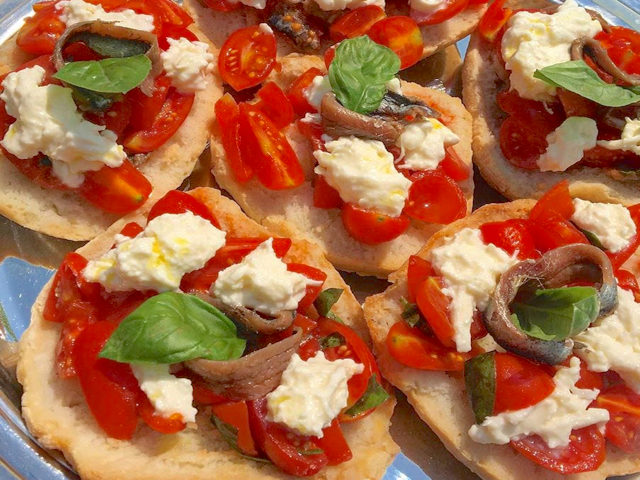 Fresella partenopea, un alimento estivo imprescindibile sulla tavola dei napoletani-1