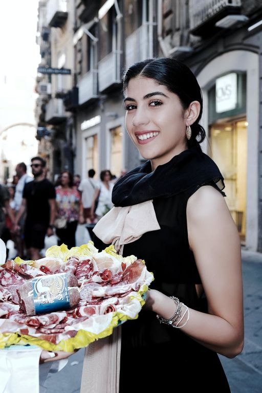 Napoli, protesta di Fridays for Future a Chiaia: salsa di pomodoro contro  le vetrine di Gucci, Prada e Vuitton - la Repubblica