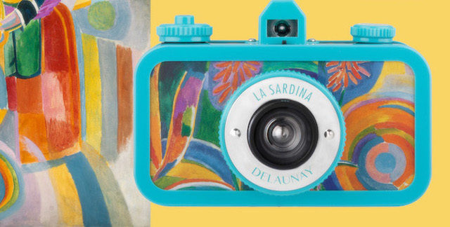 Sardina Delaunay La Sardina si sveste della sua classica mise ispirata al mare per svelare il nuovo rivestimento ispirato all’artista d’avanguardia, Robert Delaunay. In collaborazione con il Museo Thyssen-Bornemisza di Madrid, La Sardina Delaunay è una straordinaria macchina fotografica, ideale per chi desidera un design unico nel suo genere.