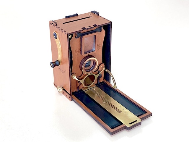 #JollyLook Auto una nuova innovativa e simpatica macchina #istantanea in stile retrò, #steampunk style viene proposta sul mercato attraverso il #crowdfunding. #fotografiaistantanea #instancamera #instaxmini JollyLook Auto, una nuova macchina istantanea in steampunk style, viene proposta sul mercato utilizza le pellicole instant mini di Fujifilm.