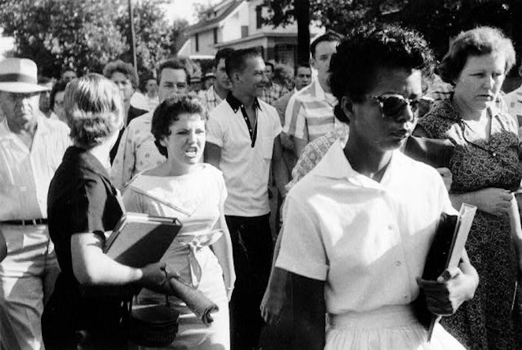 Elizabeth Ann Eckford all'esterno della scuola attaccata dalla folla antisegregazionista.